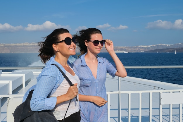 Dwie podróżujące kobiety, matka i nastoletnia córka w luksusowych podróżach po Morzu Śródziemnym