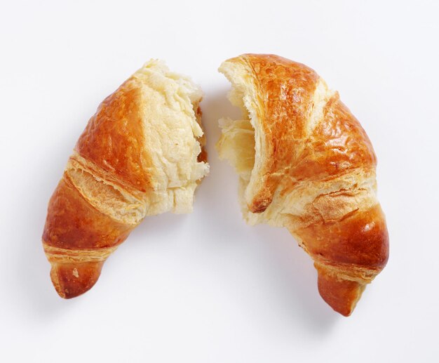 Zdjęcie dwie połowy croissantów.
