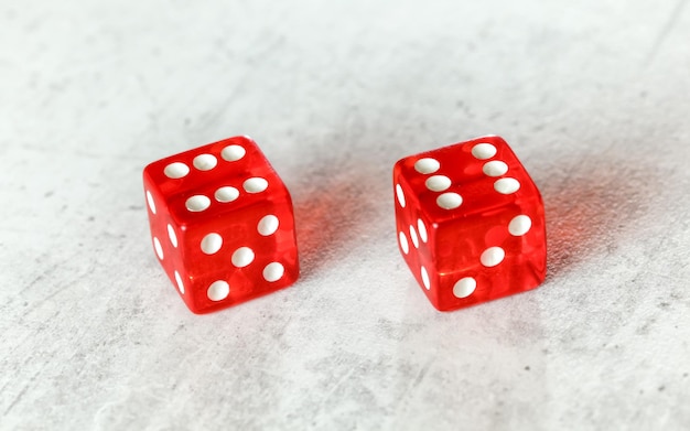 Dwie przezroczyste czerwone kości do gry w kości na białej tablicy przedstawiające Boxcars lub Midnight (podwójna cyfra 6)