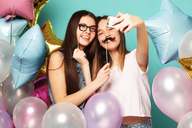 Dwie Przyjaciółki Z Kolorowymi Balonami Robią Selfie Na Ph