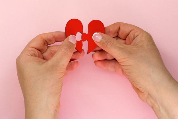 Dwie Ręce Trzymające łączenie Dwuczęściowej Układanki Miłość Serce Puzzle, Koncepcja Miłości