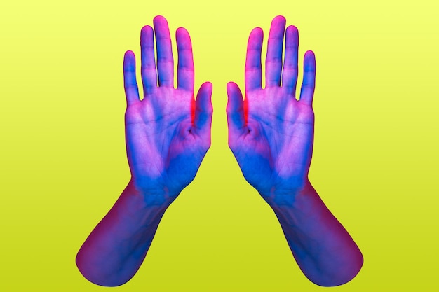 Dwie ręce w stylu kolażu pop-art w jaskrawych, odważnych kolorach. Nowoczesny psychodeliczny kreatywny element z ludzką dłonią do plakatów, banerów, tapet. Skopiuj miejsce na tekst. Projekt w stylu magazynu. Kultura zinów.