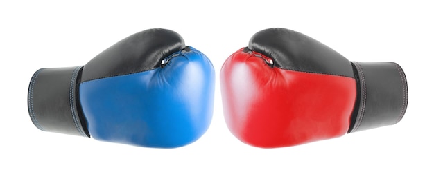 Zdjęcie dwie rękawice bokserskie, czerwone i niebieskie, izolowane na białym tle koncepcja rywalizacji lub walki