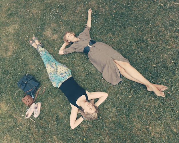 Dwie rosyjskie dziewczyny leżące na trawniku