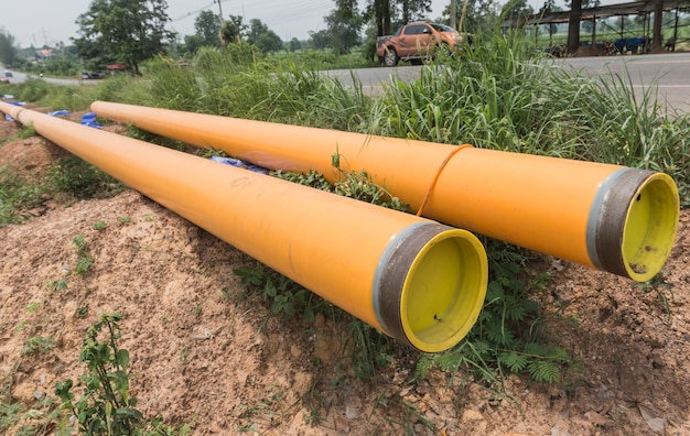 Zdjęcie dwie rury drenażowe żółty plastikowy system odprowadzania wody wyrównany na miejscu.