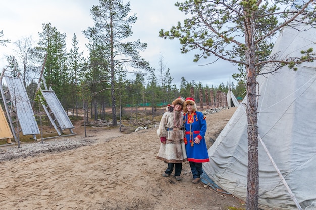 Dwie samice saami, sami w stroju narodowym, wioska saami na Półwyspie Kolskim, Rosja.