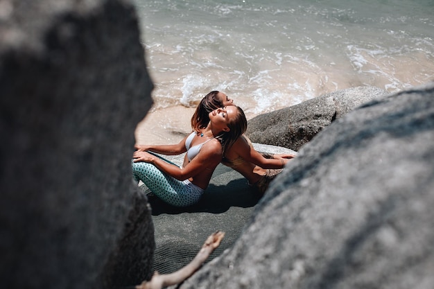Dwie Seksowne Syreny Z Długimi Ogonami I Kolorowym Makijażem Leżą Na Skałach I Pozują Na Plaży