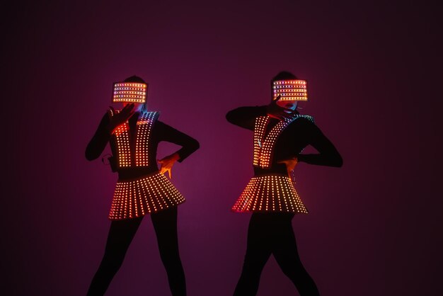 Dwie seksowne tancerki disco poruszają się w kostiumach UV. Imprezy i tańce.