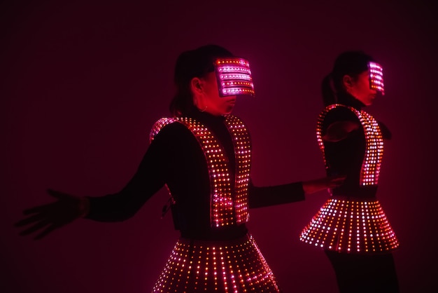 Dwie seksowne tancerki disco poruszają się w kostiumach UV