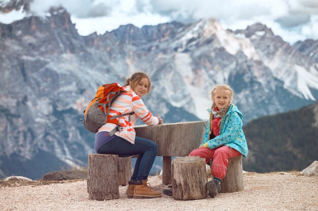 Dwie siostry szczęśliwy dziewcząt turystów w górach Dolomity, Włochy. Cinque Torri