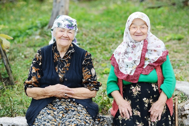 Dwie Starsze Kobiety Siedzą Na Zewnątrz