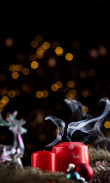 Dwie świeżo wysuszone czerwone świece na stole noworocznym biały dym pochodzi z knotów
