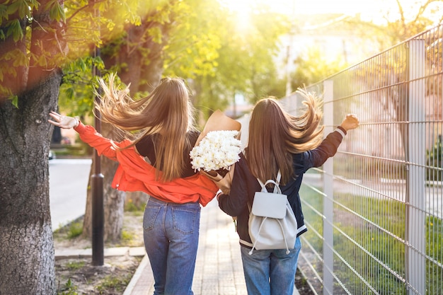 Zdjęcie dwie szczęśliwe dziewczyny spacerują po mieście