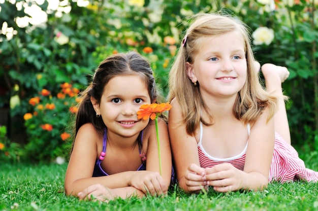 dwie szczęśliwe młode dziewczyny, dzieci bawią się na świeżym powietrzu w przyrodzie