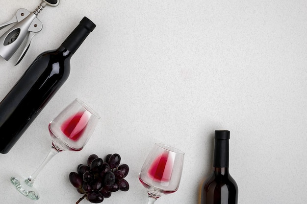 Dwie szklanki czerwonego wina i winogron widok z góry