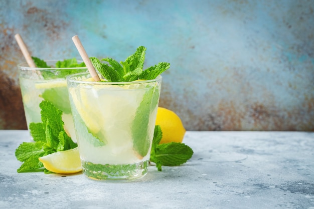 Dwie Szklanki Koktajlu Mojito Na Niebieskim Marmurowym Tle