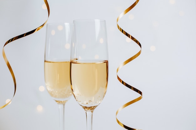 Zdjęcie dwie szklanki szampana z wstążkami na białym tle