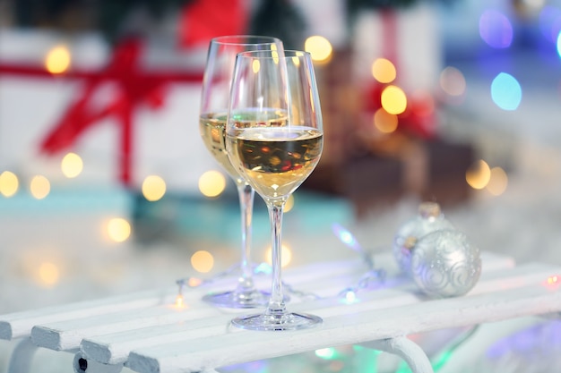 Dwie szklanki wina na powierzchni dekoracji świątecznych