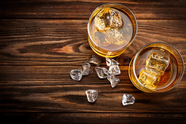 Zdjęcie dwie szklanki z lodem i whisky (widok z góry)