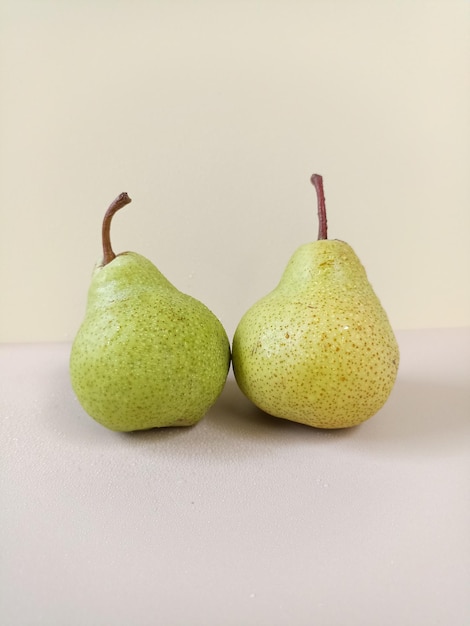 Zdjęcie dwie zielone gruszki izolowane