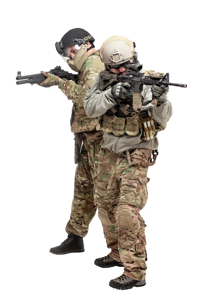 Dwóch amerykańskich żołnierzy w sprzęcie wojskowym z bronią na białym tle