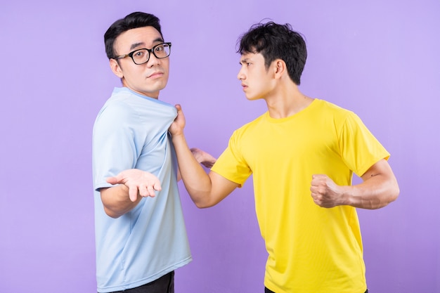 Dwóch azjatyckich braci kłóci się ze sobą