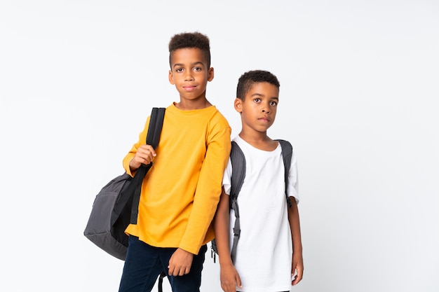 Dwóch chłopców African American studentów nad białym