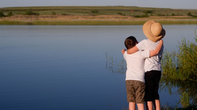 Dwóch chłopców patrzy na przyrodę nad jeziorem