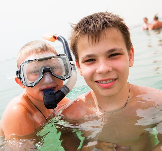 Dwóch Chłopców W Morzu Na Plaży