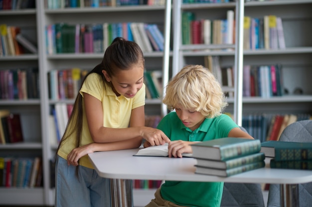 Dwóch Ciężko Pracujących Kolegów Z Klasy Odrabiających Pracę Domową W Bibliotece