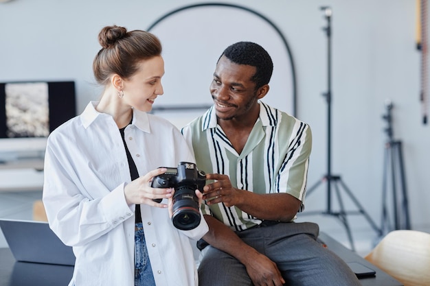 Dwóch fotografów w studio