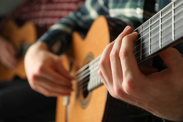 Dwóch Gitarzystów Z Klasycznymi Gitarami