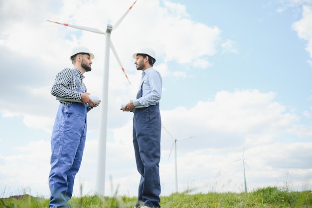 Dwóch inżynierów dyskutuje przeciwko turbinom na farmie turbin wiatrowych