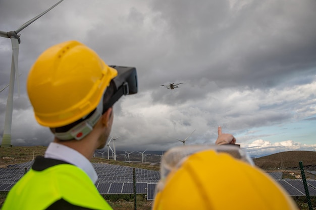 Dwóch inżynierów lata dronem w koncepcji zrównoważonej i czystej energii elektrowni słonecznej