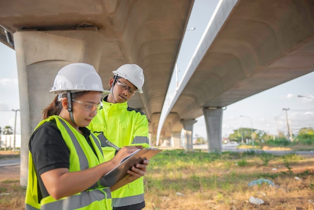 Dwóch Inżynierów Rozmawia O Pracy Na Budowie Dużego Mostu W Budowie Rozmowa Z Inżynierami O Postępach I Planowaniu Budowy Autostrady