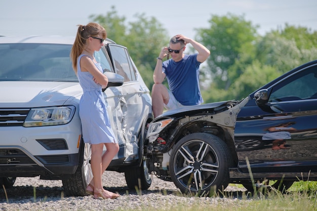 Dwóch kierowców rozmawiających przez telefon komórkowy, wzywając pomoc do ratownictwa w wypadku samochodowym Koncepcja bezpieczeństwa drogowego i ubezpieczenia
