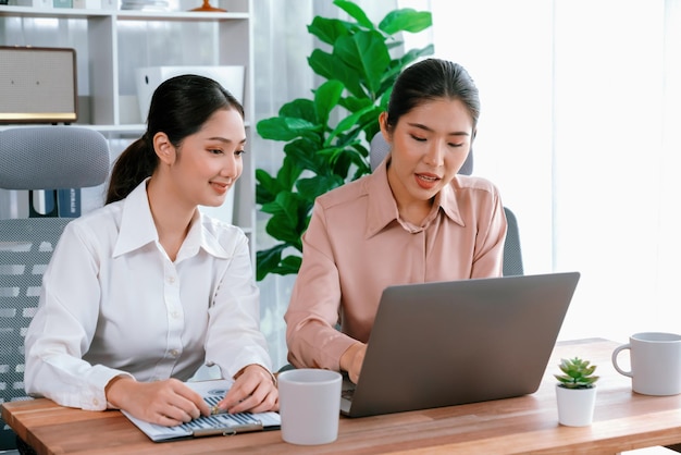 Dwóch m?odych businesswoman pracuj? razem w obszarze roboczym pakietu office Entuzjastycznie