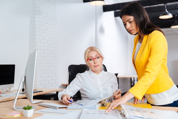 Dwóch Młodych I Dojrzałych Businesswoman Spotkania W Biurze