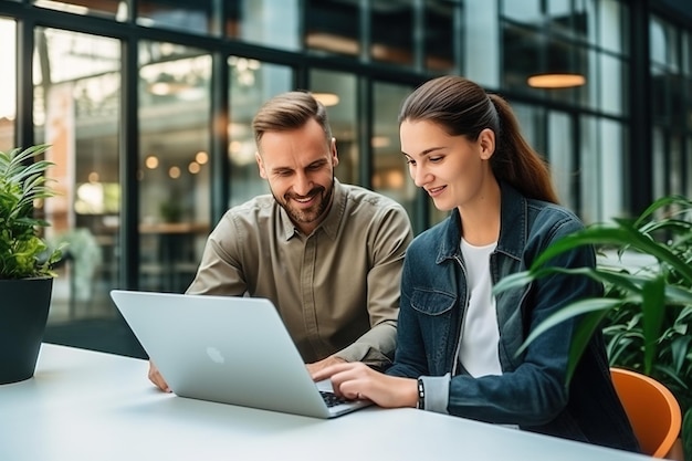 Dwóch młodych kreatywnych kolegów omawiających projekt pracy i wskazujących na ekran komputera Przełożony rasy kaukaskiej używa tabletu i konsultuje się z liderem zespołu Generative AI