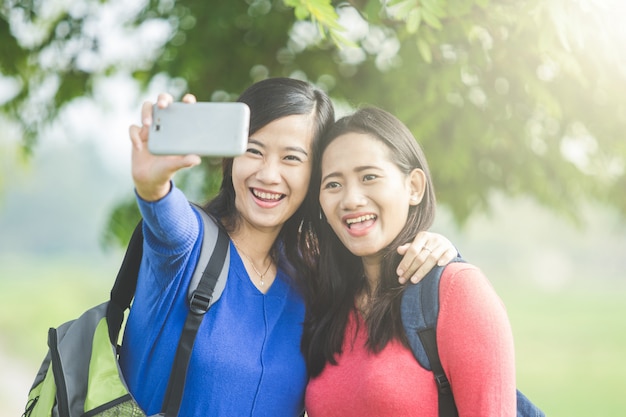 Dwóch młodych studentów azjatyckich przy selfie