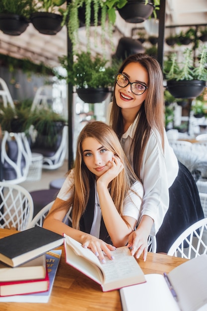 Dwóch młodych studentów uczy się nowego materiału w centrum biurowym