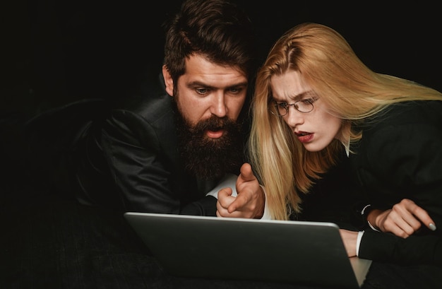 Zdjęcie dwóch partnerów biznesowych pracujących razem z laptopem para facetów i dziewcząt surfujących w internecie na laptopie portret biznesmenów