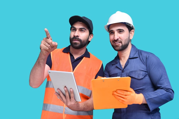 dwóch pracowników budowlanych pozujących na żółtym tle indyjski model pakistański