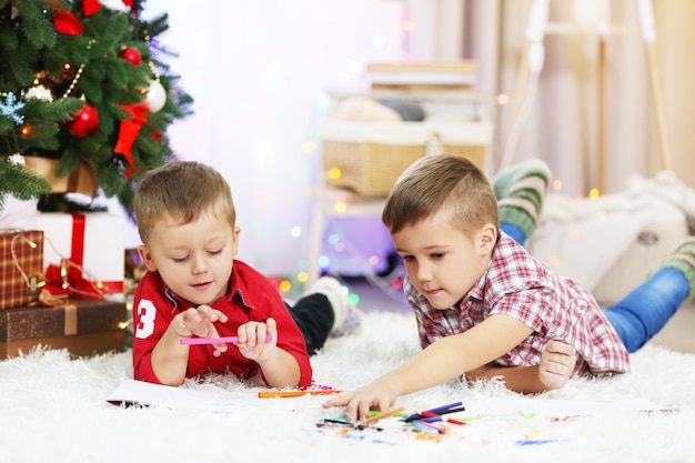 Dwóch ślicznych Małych Braci Rysunek Na Tle Choinki