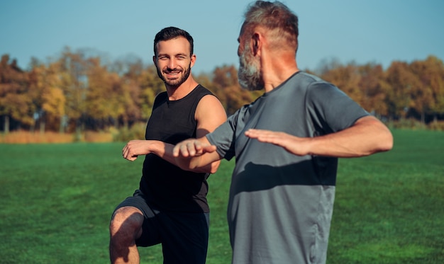 Dwóch sportowców ćwiczących na świeżym powietrzu