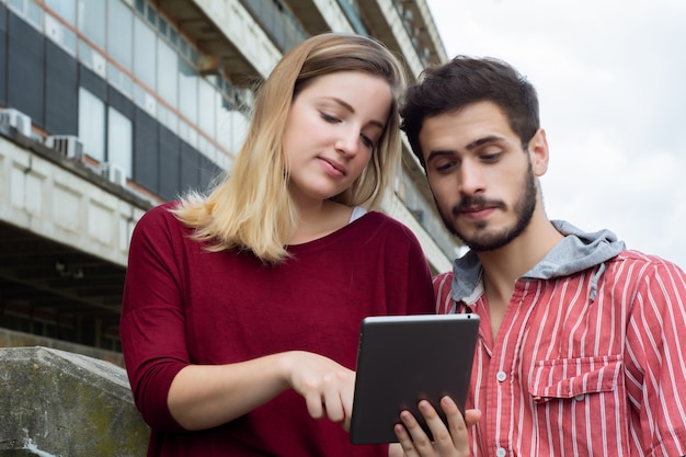 Dwóch Studentów Studiujących Razem Na Zewnątrz