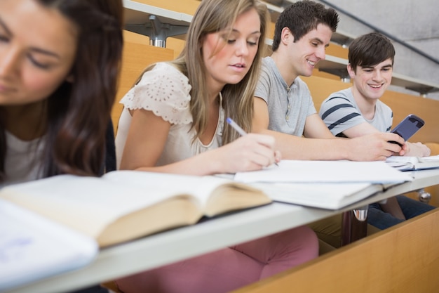 Dwóch studentów uśmiechający się na smartphone