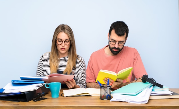 Dwóch Studentów Z Wieloma Książkami