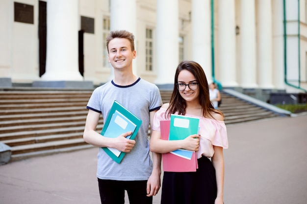 Dwóch Wzorowych Studentów Przed Starym Pięknym Konwencjonalnym Uniwersytetem