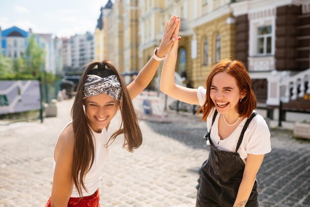 Dwóch Zabawnych Przyjaciół Na Zewnątrz Na Ulicy